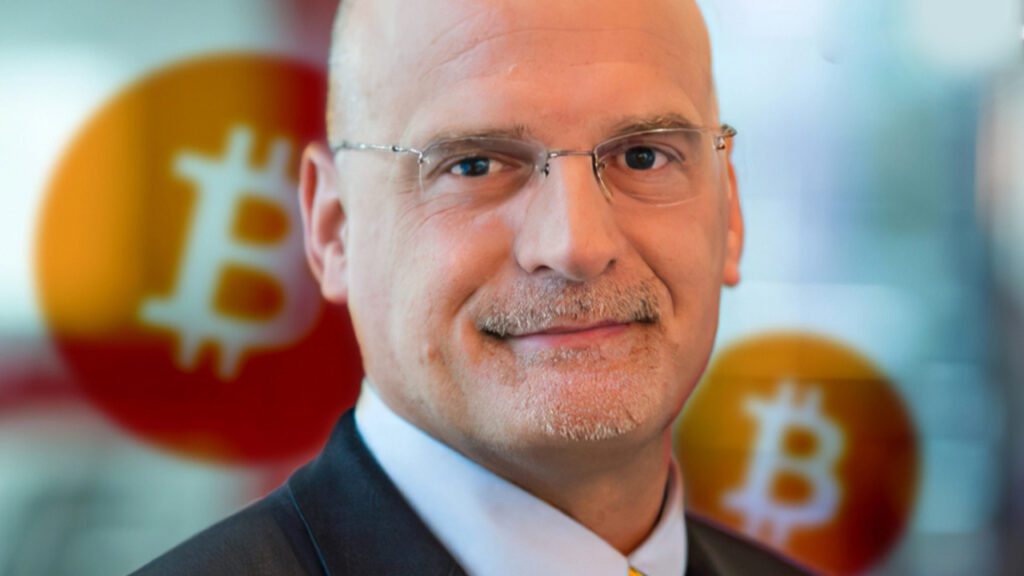 commodity-strategist-mike-mcglone-predicts-a-recession-as-top-catalyst-for-gold’s-rise-above-$2,000