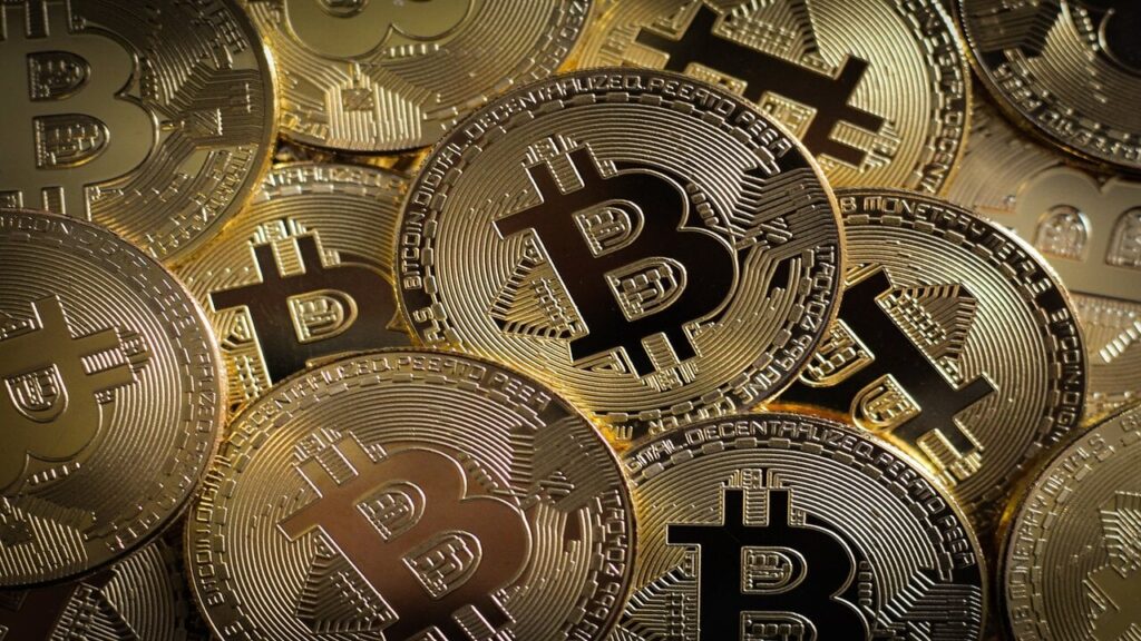 bitcoin-millionaire-tim-draper-advises-startups-to-keep-bitcoin-as-a-hedge-against-a-‘domino’-run-on-the-banks