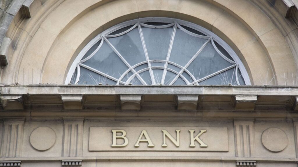 explaining-‘bank-walks’-—-study-assesses-how-they-might-affect-credit